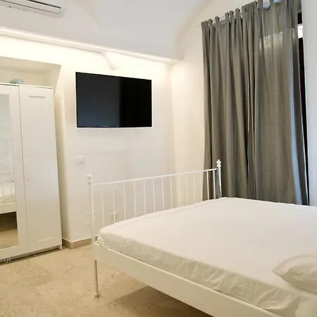 Apartment G House 100 *